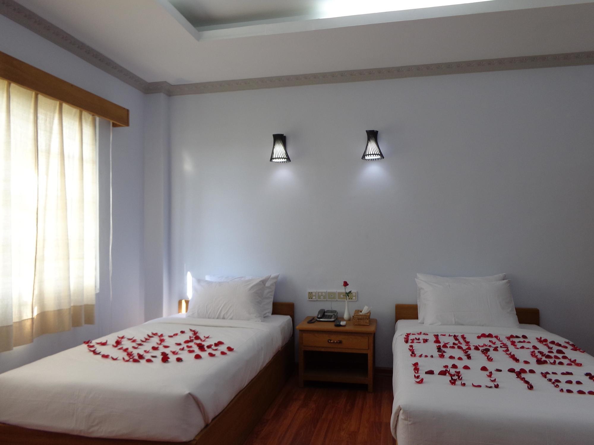 Golden Lotus Inle Hotel Ньоншуэ Экстерьер фото